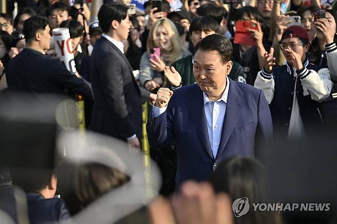 관저 나와 지지자들과 인사하는 윤 전 대통령 (서울=연합뉴스) 임화영 기자 = 윤석열 전 대통령이 11일 서울 용산구 한남동 관저에서 나와 서초동 사저로 향하기 전 지지자들과 인사하고 있다. 2025.4.11 [공동취재] hwayoung7@yna.co.kr