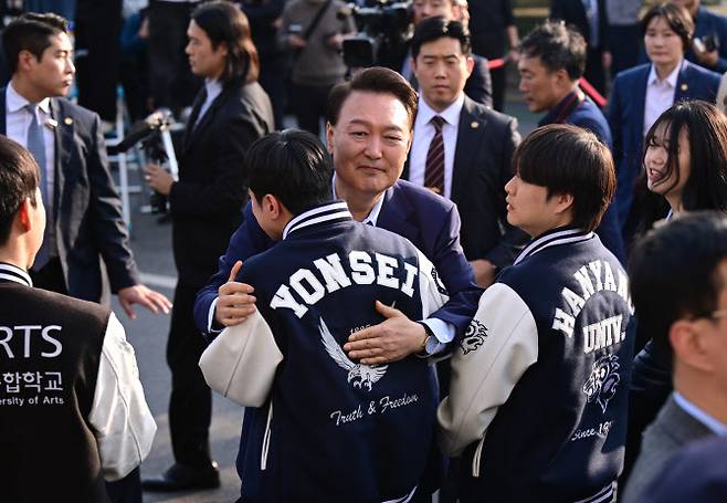 윤석열 전 대통령이 11일 서울 용산구 한남동 관저에서 나와 서초동 사저로 향하기 전 지지자들과 인사하고 있다. (사진=연합뉴스)