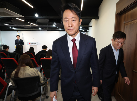 오세훈 서울시장이 12일 서울 여의도 국민의힘 당사에서 대선 불출마를 선언한 뒤 기자회견장을 나서고 있다. 〈사진=연합뉴스〉