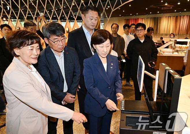 서울 종로구 스타벅스 종로R점에서 열린 ‘다회용컵 사용 확산 업무 협약식’에서 참석자들이 다회용 컵 관리의 편의성과 실용성을 증가시키기 위해 도입된 텀블러 세척기를 시연하고 있다. (공동취재) 2024.5.27/뉴스1 ⓒ News1 박지혜 기자