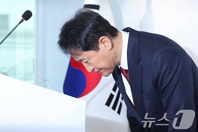 오세훈 서울시장이 12일 오전 서울 여의도 국민의힘 당사에서 가진 긴급 기자회견에서 대선 불출마 선언을 하고 있다. 오 시장은 "국민이 다시 보수에 국정에 책임질 기회를 주시려면 책임 있는 사람의 결단이 절실한 때＂라며 ＂비정상의 정상화를 위해 백의종군으로 마중물 역할을 하겠다＂고 말했다. 2025.4.12/뉴스1 ⓒ News1 신웅수 기자