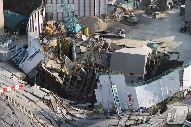 11일 오후 경기 광명시 일직동 신안산선 공사 현장 인근이 붕괴돼 사고 현장이 통제되고 있다. 2025.4.11/뉴스1 ⓒ News1 김영운 기자