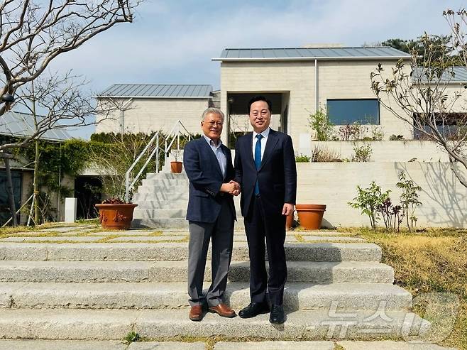 대선 출마를 선언한 김두관 전 의원이 9일 경남 양산시 평산마을을 찾아 문재인 전 대통령을 예방하고 있다. (김두관 캠프 제공, 재판매 및 DB 금지) 2025.4.9/뉴스1