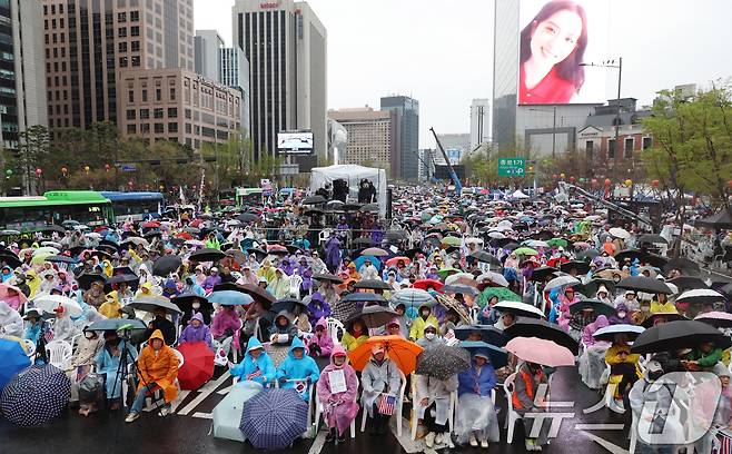 12일 서울 동화면세점 앞에서 열린 자유통일당 '광화문 국민 대회'에서 참가자들이 구호를 외치고있다. 2025.4.12/뉴스1 ⓒ News1 김명섭 기자