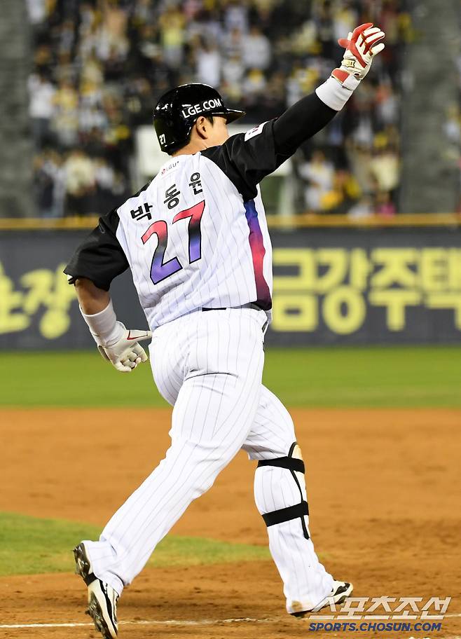 11일 잠실구장에서 열린 LG 트윈스와 두산 베어스의 경기. 7회말 2사 1,2루 LG 박동원이 스리런포를 날린 뒤 환호하고 있다. 잠실=박재만 기자 pjm@sportschosun.com/2025.04.11/