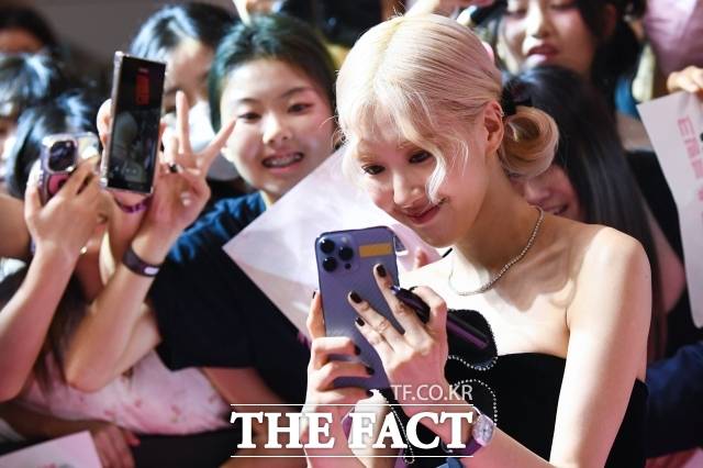 로제가 지난해 발표한 '아파트'(APT.)는 빌보드가 이번주 사회관계망서비스(SNS)로 발표한 메인 싱글 차트 '핫 100' 최신(4월 12일 자) 순위에 7위를 기록했다. '블랙핑크 월드투어 본 핑크 인 시네마' 핑크카펫에 참석해 팬들과 즐거운 시간을 보내고 있는 로제. /서예원 기자