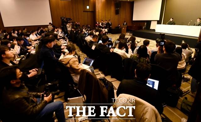 배우 김수현이 지난달 31일 오후 서울 마포구 상암 스탠포드호텔에서 열린 故 김새론과 미성년자 시절 교제 의혹 기자회견에 참석해 입장을 밝히고 있다./서예원 기자