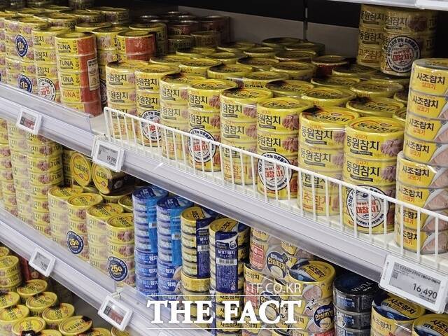 참치캔에 사용되는 참치 종은 '가다랑어'로 일반적으로 초밥, 횟감용으로 쓰이는 '참다랑어'와는 다른 종류다. 사진은 서울 시내 한 대형마트에 진열된 참치캔 제품들 모습 /우지수 기자
