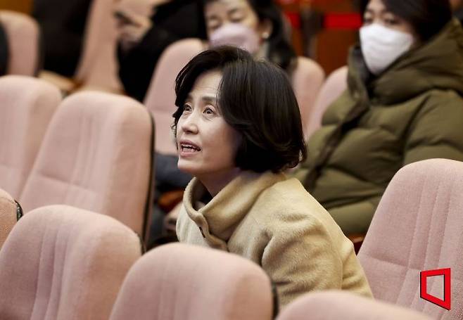 조국혁신당 박은정 의원이 18일 서울 종로구 헌법재판소에서 열린 '윤석열 대통령 탄핵심판 9차 변론'을 참관하기 위해 입장해 있다. 사진공동취재단