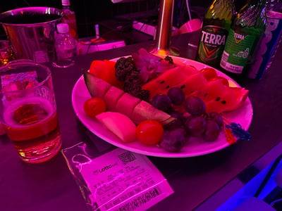 과거 '돼지엄마' '박찬호' 같은 별칭을 쓰던 웨이터들은 이제 부장, 실장 등의 호칭을 쓴다. 손님에게 로또나 술을 서비스 준다는게 요즘 나이트클럽의 마케팅 비법이라고. /줄리아나나이트