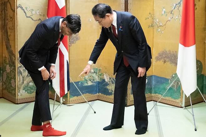 Former Prime Minister Kishida Fumio is happy to see the Japanese professional baseball 'Hiroshima Toyo ‌Kaf' socks.