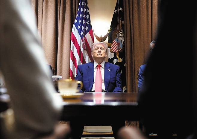 10일 미국 백악관에서 열린 내각회의에 참가한 도널드 트럼프 대통령. 트럼프 대통령은 전날 각국에 상호 관세를 부과하기 시작한 지 약 13시간 만에 90일간 유예 조치를 발표했지만, 중국에 대해서는 상호 관세율을 더 높였다. 이날 회의에서 그는 “중국과 합의를 하고 싶다”고 말했다./로이터 연합뉴스