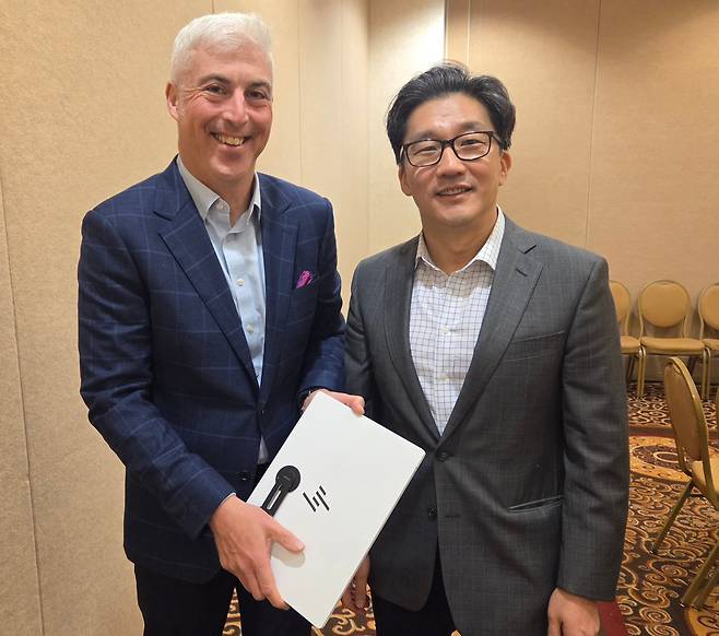 사무엘 장(오른쪽) HP 수석부사장 겸 컨슈머 PC 솔루션 사장과 조나단 윌너 HP 컨슈머 제품관리 부사장이 지난달 19일(현지시각) 조선비즈와의 인터뷰 후 HP의 AI PC를 들어 보이고 있다./내슈빌(미국)=최지희 기자