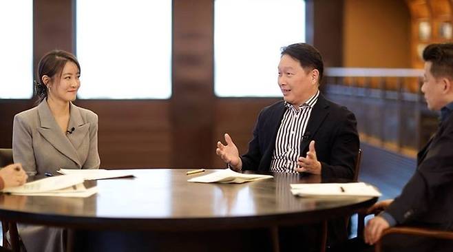 12일 오후 10시25분 '미래 사회로 가는 길, 메가 샌드박스' 다큐멘터리가 KBS 1TV에서 방영된다. 최태원 SK그룹 회장이 출연한 모습. ⓒ대한상의