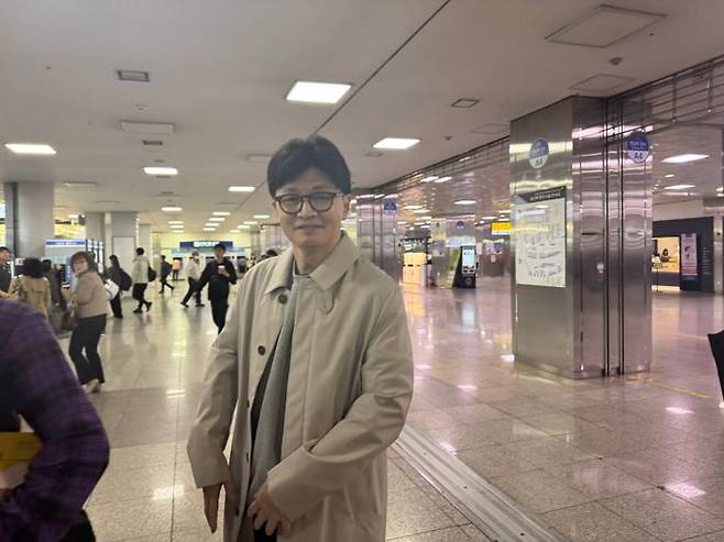 한동훈 국민의힘 전 대표가 12일 1박 2일 간의 울산·부산 현장 순회 일정을 마친 뒤, 상경 직전 부산역에서 지방 일정에 동행했던 기자들과 만나 질문에 답하고 있다. ⓒ데일리안 오수진 기자