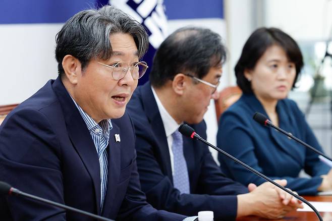 이춘석 더불어민주당 대선특별당규준비위원회 위원장이 9일 오후 서울 여의도 국회에서 열린 1차 회의에 참석해 인사말을 하고 있다. 2025.4.9/뉴스1 ⓒ News1