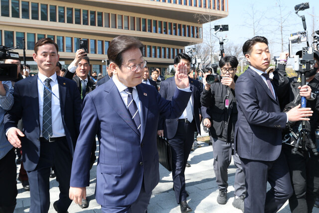 더불어민주당 대선 경선에 출마한 이재명 예비후보가 11일 서울 여의도 국회 소통관에서 집권 청사진 등을 소개하는 ‘비전 선포식 및 캠프 일정 발표\'를 마친 뒤 이동하고 있다. 연합뉴스