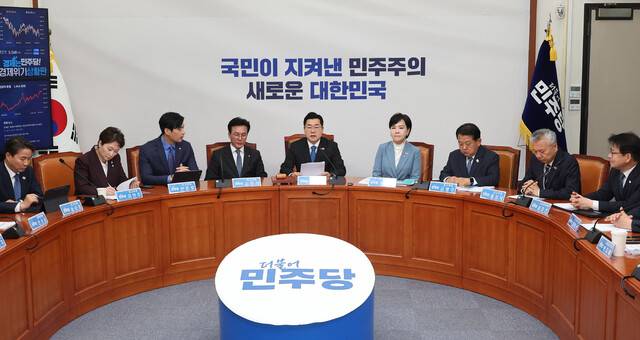 박찬대 더불어민주당 대표 직무대행 겸 원내대표가 지난 11일 서울 여의도 국회에서 열린 최고위원회의에서 발언하고 있다. 연합뉴스