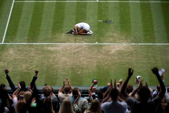 에마 라두카누가 2021년 7월4일 영국 런던에서 열린 윔블던 대회 3라운드에서 승리한 뒤 기뻐하고 있다. AFP 연합뉴스