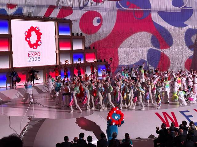 2025 오사카·간사이만국박람회(오사카엑스포) 마스코트인 먀쿠먀쿠(아래 왼쪽)와 공연팀이 12일 일본 오사카 유메시마 엑스포홀 샤인햇에서 개회식 축하공연을 하고 있다. 오사카=류호 특파원