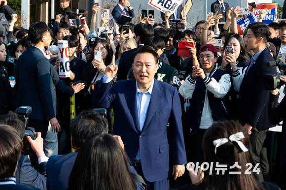 윤석열 전 대통령이 11일 오후 서울 용산구 한남동 대통령 관저를 떠나 서초동 사저로 이동하며 지지자들과 인사를 하고 있다. [사진=정소희 기자]
