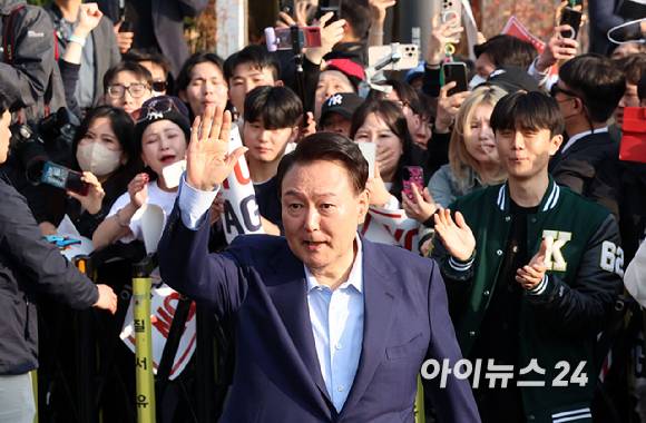 윤석열 전 대통령이 11일 오후 서울 용산구 한남동 대통령 관저를 떠나 서초동 사저로 이동하며 지지자들과 인사를 하고 있다. [사진=정소희 기자]