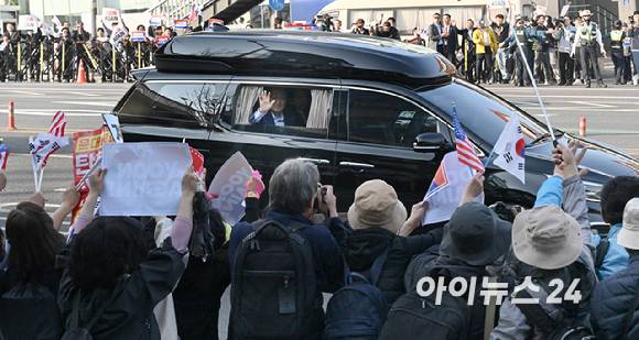 윤석열 전 대통령과 김건희 여사가 탄 차량이 11일 오후 서울 용산구 한남동 대통령 관저를 떠나 서초동 사저로 이동하고 있다. [사진=정소희 기자]