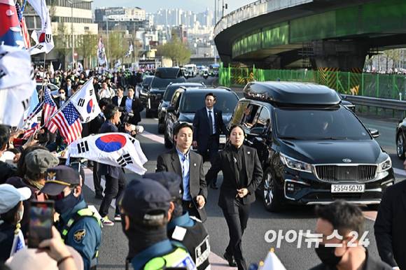 윤석열 전 대통령과 김건희 여사가 탄 차량이 11일 오후 서울 용산구 한남동 대통령 관저를 떠나 서초동 사저로 이동하고 있다. [사진=정소희 기자]