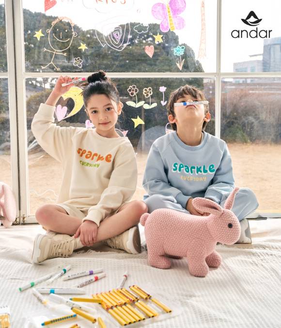 애슬레저 브랜드 안다르가 선보인 키즈 라인 에어리핏 스웻 셋업. [사진=안다르]