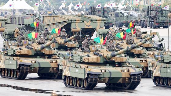 지난해 10월 1일 국군의날 기념식에서 K2 전차가 분열하고 있다. 한국의 재래식 군사력은 미국이 결코 놓치려하지 않을 것으로 보인다. 연합뉴스