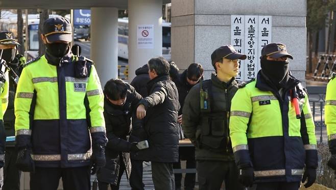 ▲ 내란 우두머리 혐의로 구속기소 된 윤석열 대통령의 첫 형사재판이 열렸던 지난 2월 20일 서초구 서울중앙지법에서 경찰들이 경계근무를 서고 있는 모습 [연합뉴스] 
