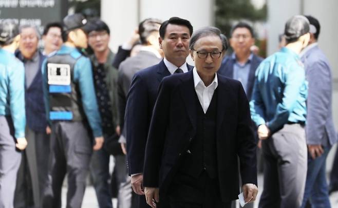 ▲ 서초동 서울고법에서 열리는 항소심 속행 공판에 출석하는 이명박 전 대통령 [연합뉴스] 