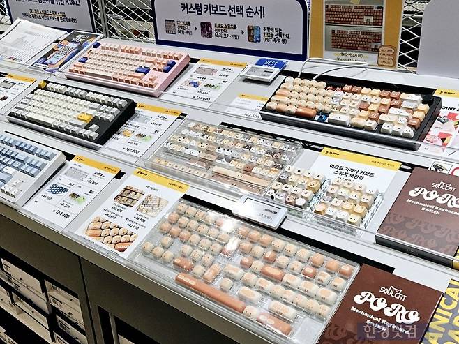 지난 9일 용산 전자랜드 타건샵 '세모키'에 고양이 모양의 키캡과 알록달록한 기계식 키보드가 진열되어 있다. 사진=박수빈 기자