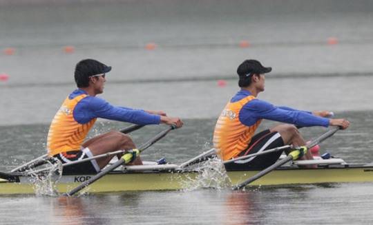 더블스컬에서 선수들이 노를 힘차게 젓고 있는 모습. [대한조정연맹 홈페이지 캡처]