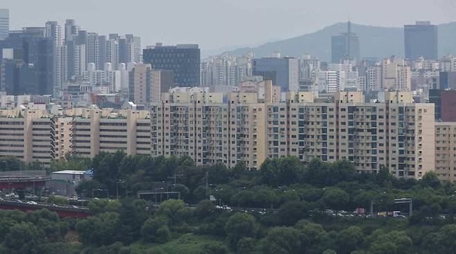 50억원이 넘는 고가 아파트 거래가 활발한 것으로 나타났다. 사진은 압구정동 일대 아파트 단지. (매경DB)