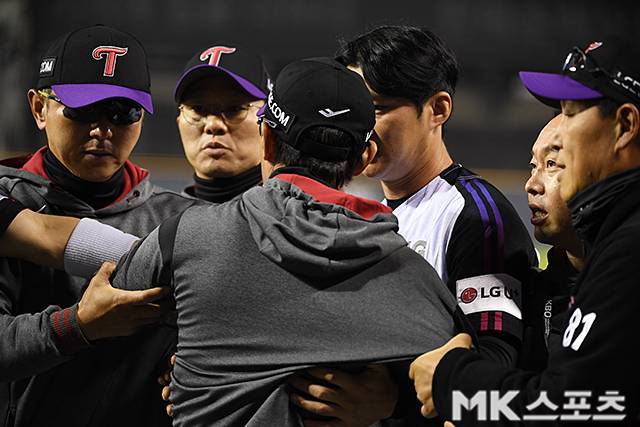 LG 선수들이 염경엽 감독을 말리고 있다. 사진(잠실 서울)=천정환 기자