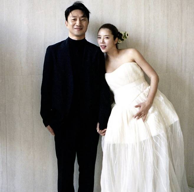 손담비는  11일 서울의 한 병원에서 남편 이규혁을 꼭 빼닮은 사랑스러운 딸을 품에 안으며 첫 출산의 감격을 전했다.사진=손담비 SNS