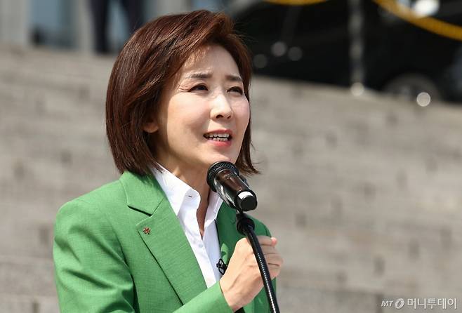 (서울=뉴스1) 김민지 기자 = 나경원 국민의힘 의원이 11일 오후 서울 여의도 국회 본청 계단에서 21대 대통령 선거 출마 선언 기자회견을 하고 있다. 2025.4.11/뉴스1  Copyright (C) 뉴스1. All rights reserved. 무단 전재 및 재배포,  AI학습 이용 금지. /사진=(서울=뉴스1) 김민지 기자