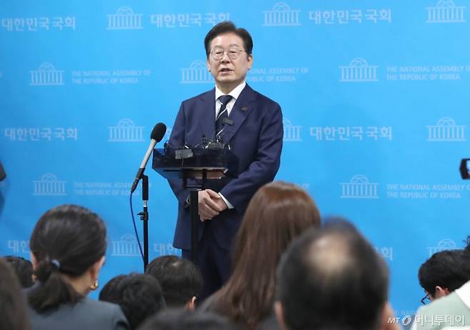 [서울=뉴시스] 고승민 기자 = 대선출마를 선언한 이재명 전 더불어민주당 대표가 11일 오전 서울 여의도 국회 소통관에서 비전 및 캠프 인선 발표 기자회견을 마치고 백브리핑을 하고 있다. (공동취재) 2025.04.11. photo@newsis.com /사진=고승민