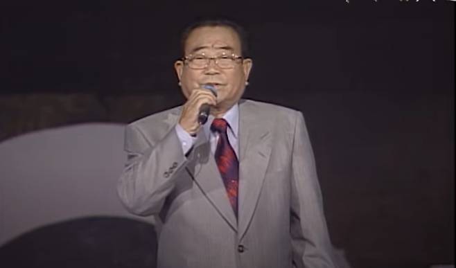 1927년생 송해가 '전국노래자랑'을 통해 최고령 TV 음악 프로그램 진행자 기네스북에 올랐다. 사진은 가수로 활약한 송해의 모습. /사진=유튜브 KBS 레전드 케이팝 캡처