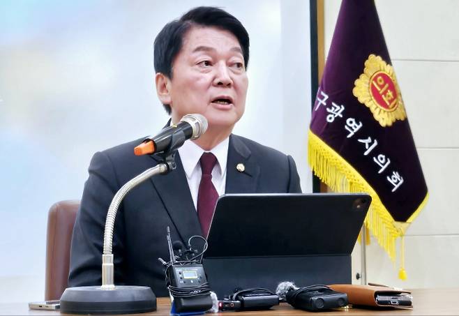 안철수 국민의힘 의원이 제21대 대통령 선거 출마를 선언한 보수 후보 김문수, 홍준표, 오세훈을 강하게 비판했다. 지난 11일 국민의힘 대선 경선 출마를 선언한 안철수 국민의힘 의원이 대구시의회에서 기자간담회를 열고 대구·경북 10대 공약을 발표하고 있다.  /사진=뉴스1