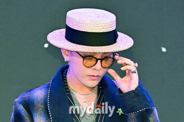 지드래곤이 AI 로봇의 춤을 보고 화들짝 놀랐다. / 마이데일리 DB