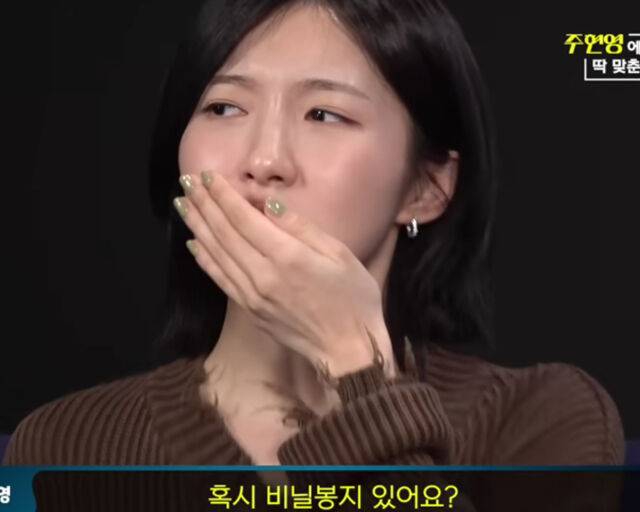 주현영이 샘문 개인기에 토하려는 시늉을 해 웃음을 자아냈다. / 유튜브 '딱대' 캡처