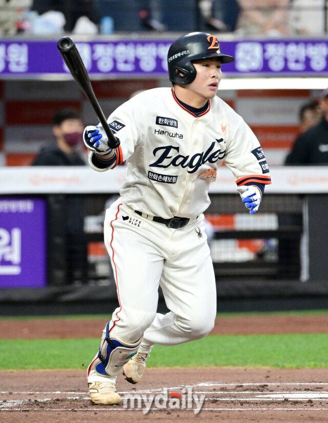 2025년 4월 11일 오후 대전 한화생명 볼파크에서 진행된 '2025 신한 SOL뱅크 KBO 리그' 키움 히어로즈와 한화 이글스의 경기. 한화 문현빈이 1회말 1사 2루서 1타점 적시타를 치고 있다./대전 = 유진형 기자