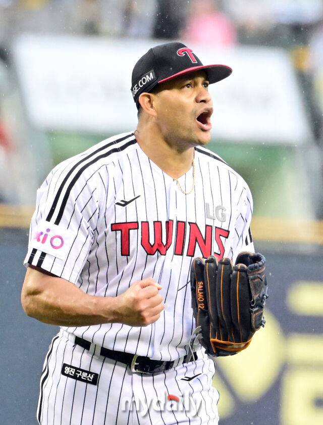 2025년 4월 12일 오후 서울 잠실구장에서 진행된 '2025 신한 SOL뱅크 KBO 리그' 두산 베어스와 LG 트윈스의 경기.LG 선발투수 치리노스가 6회초 2사 만루서 두산 추재현을 삼진으로 처리한 뒤 포효하고 있다./잠실=유진형 기자