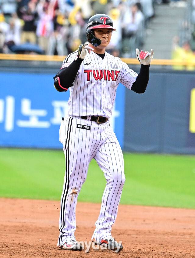 2025년 4월 12일 오후 서울 잠실구장에서 진행된 '2025 신한 SOL뱅크 KBO 리그' 두산 베어스와 LG 트윈스의 경기.LG 오지환이 4회말 1사 1.2루서 1타점 적시타를 친 뒤 기뻐하고 있다./잠실=유진형 기자