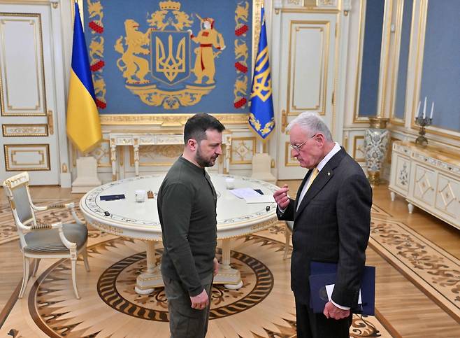 볼로디미르 젤렌스키 우크라이나 대통령이 20일(현지시간) 키이우 대통령궁을 방문한 키스 켈로그 미 우크라이나·러시아 특사와 만나 이야기하고 있다. [AFP]