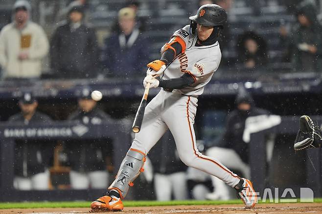 [뉴욕=AP/뉴시스] 미국 메이저리그(MLB) 샌프란시스코 자이언츠의 이정후가 12일(한국 시간) 미국 뉴욕 양키스타디움에서 열린 2025 MLB 정규시즌 뉴욕 양키스와의 경기 1회 3점 홈런을 치고 있다. 2025.04.12.