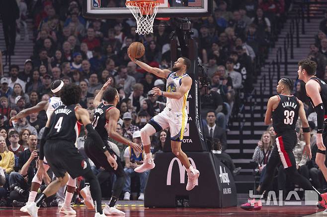 [포틀랜드=AP/뉴시스] 미국프로농구(NBA) 골든스테이트 워리어스의 스테픈 커리. 2025.04.11.