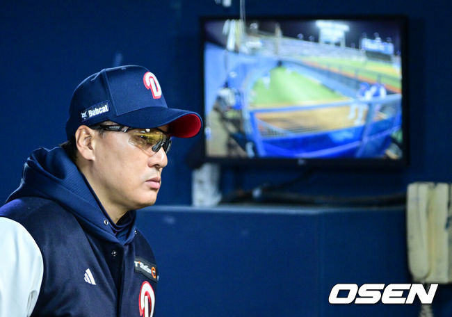 [OSEN=잠실, 조은정 기자]콜어빈과 후라도의 명품 투수전 승자는 강승호의 천금 3루타를 등에 업은 두산 베어스였다. 프로야구 두산 베어스는 28일 서울 잠실구장에서 열린 2025 신한 SOL뱅크 KBO리그 삼성 라이온즈와의 시즌 첫 맞대결에서 2-0으로 승리했다. 두산 이승엽 감독이 경기를 지켜보고 있다. 2025.03.28 /cej@osen.co.kr